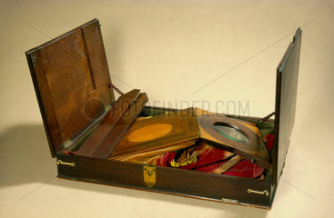 Folding tent-type camera obscura  1800-1824.
