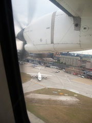London  Grossbritannien  Propellermaschine beim Landeanflug auf den London City Airport
