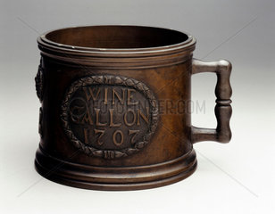 Bronze standard wine gallon measure  1707.