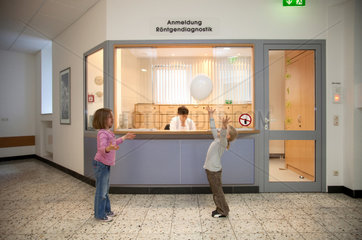 Essen  Deutschland  Kinder vor der Anmeldung zur Roentgendiagnostik im Krankenhaus