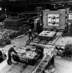 Fettlers in foundry finish moulding boxes for lorry axles  Darlston 1967.