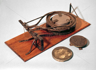 Hand-operated grinding/polishing machine  1780-1820.