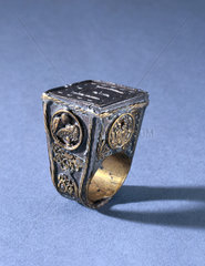 Finger ring with receptacle and hinged lid.