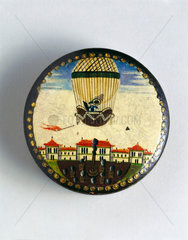 Snuff box decorated with ballooning scene  late 18th century.