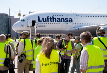 Duesseldorf  Deutschland  Journalisten vor dem Airbus A380 von Lufthansa