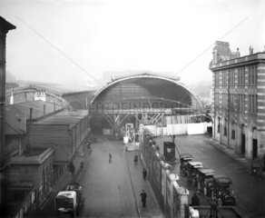 New roof under construction  Paddington Station  London  1910s.