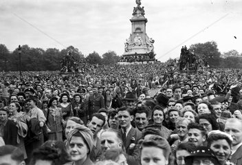 Crowds celebrating V E Day  Buckingham Palace  8 May 1945.