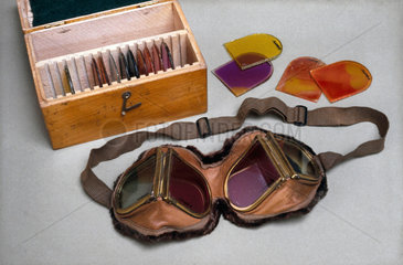Goggles with coloured glass  in wooden case