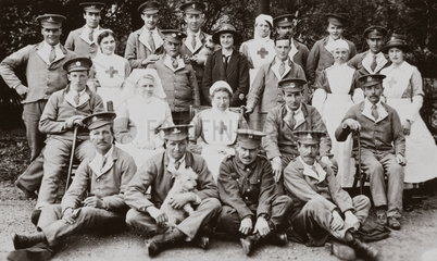 Soldiers and nurses posing in the grounds of a hospital  1914-1918.