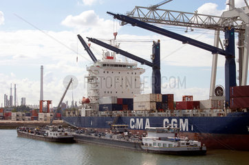 Rotterdam  Niederlande  Containerschiff im Rotterdamer Hafen wird beladen