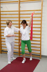 Essen  Deutschland  eine Physiotherapeutin mit einer Patientin waehrend der Krankengymnastik