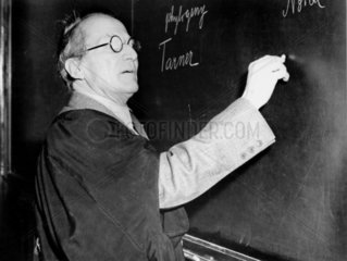Erwin Schrodinger  Austrian physicist  lecturing at the blackboard  c 1950.
