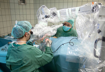 Essen  Deutschland  ein HNO-Chirurg im OP waehrend einer Ohrenoperation