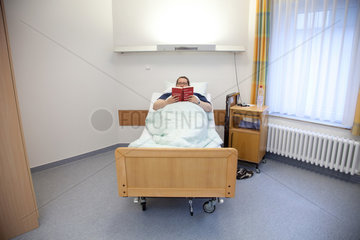 Essen  Deutschland  Patientin liegt in einem Einzelzimmer im Krankenhaus