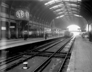 Paddington station  December 1912. Platform