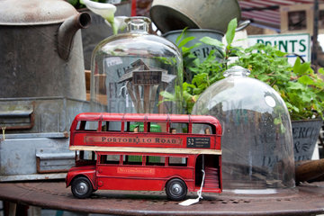 London  Grossbritannien  roter Doppeldeckerbus als Spielzeug an einem Troedelstand
