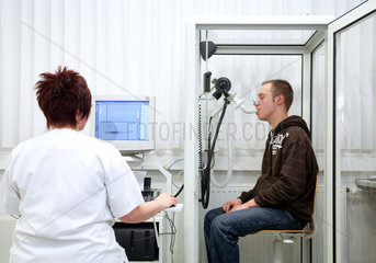 Essen  Deutschland  Patient beim Lungenfunktionstest im Krankenhaus