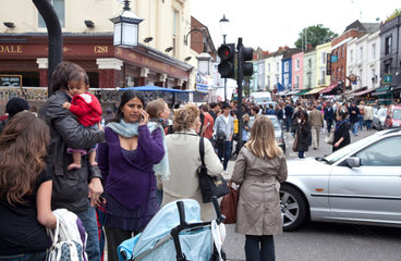 London  Grossbritannien  Passanten auf der Portobello Road im Stadtteil Notting Hill