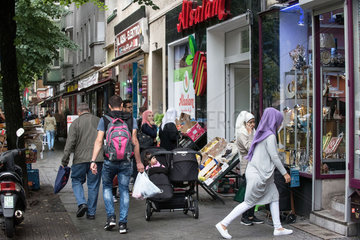Sonnenallee - Die Strasse in Berlin-Neukoelln heisst mittlerweile unter Gefluechteten Arabische Strasse . Dort haben sich Anlaufsstellen fuer Gefluechtete angesiedelt und diverse arabische Geschaefte  Cafes  Supermaerkte und Frisoere.