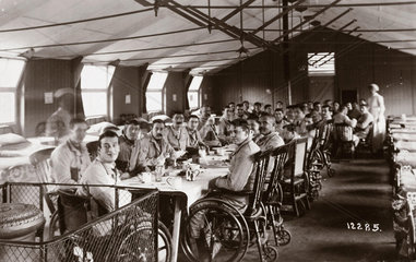 Nursing staff and wounded British soldiers in a hospital ward  c 1915-1918.