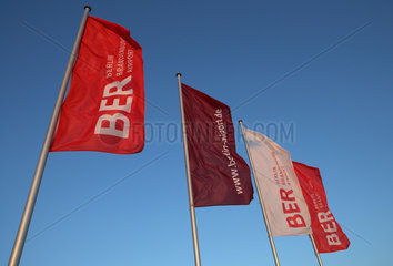 Schoenefeld  Deutschland  rote und weisse Fahnen mit dem Logo BER
