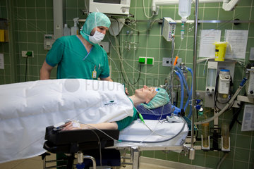 Essen  Deutschland  ein Anaesthesist bereitet eine Patientin auf die Operation vor