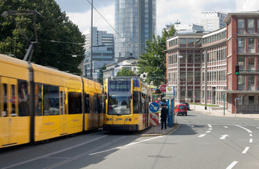 Essen  Deutschland  Strassenverkehr in der Essener Innenstadt vor dem RWE-Turm