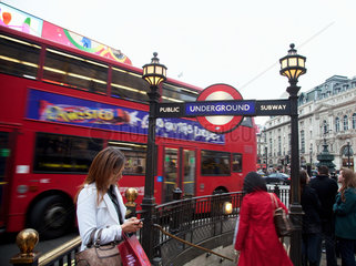 London  Grossbritannien  Routemaster und Undergroundstation auf dem Piccadilly Circus