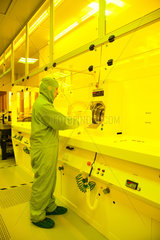 Dortmund  Deutschland  eine Mikrotechnologe der temicon GmbH arbeitet im Reinraum