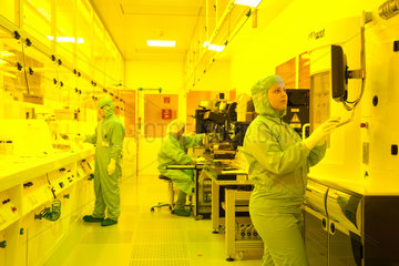 Dortmund  Deutschland  eine Mikrotechnologin der temicon GmbH arbeitet im Reinraum