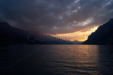 Walenstedt  Schweiz  Sonnenuntergang und Daemmerung am Walensee