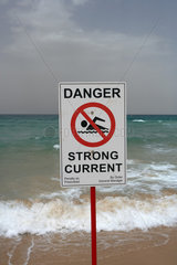 Sydney  Australien  ein Warnschild weist auf die starke Meeresstroemung hin