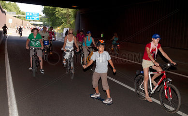 Bochum  Deutschland  Fahrradfahrer auf dem Still-Leben Ruhrschnellweg