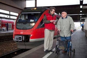 Duesseldorf  Deutschland  Reisendenlenker der DB JobService erteilt Fahrplanauskuenfte