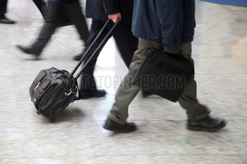 Koeln  Deutschland  Manager sind mit Reisegepaeck in Eile unterwegs
