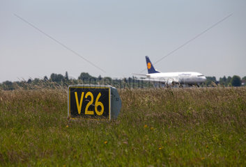 Duesseldorf  Deutschland  Markierungschild und Lufthansamachine auf dem Rollfeld