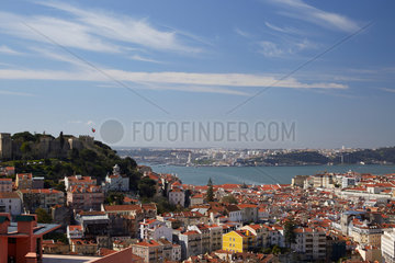 Lissabon  Portugal  Blick ueber das Stadtviertel Mouraria und den Fluss Tejo