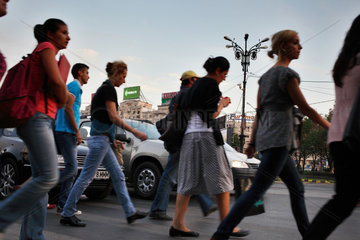 Bukarest  Rumaenien  Passanten auf dem Platz der Einheit