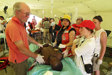 Carrefour  Haiti  ein Verletzter wird von Aerzten notoperiert