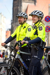 Muenster  Deutschland  Polizisten auf Radstreife