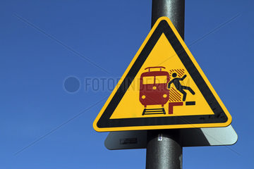 Berlin  Deutschland  Warnschild  Sog- und Sturzgefahr auf dem Bahnsteig durch vorbeifahrende Zuege