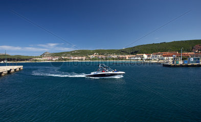 Palau  Italien  ein Sportmotorboot faehrt in den Yachthafen von Palau an der Costa Smeralda auf Sardinien