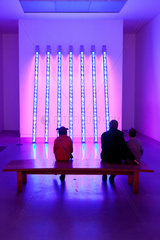 London  Grossbritannien  Touristen besuchen die Dauerausstellung in der Tate Gallery of Modern Art