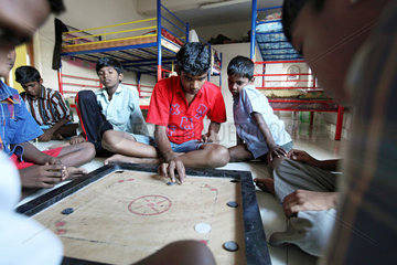 Chennai  Indien  Jungen im Waisenheim spielen das Brettspiel Carrom