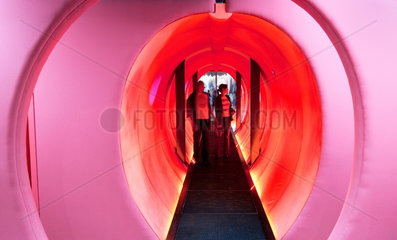 Dortmund  Deutschland  Besucher im Laermtunnel im Museum DASA
