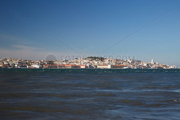 Almada  Portugal  Blick ueber den Fluss Tejo auf Lissabon