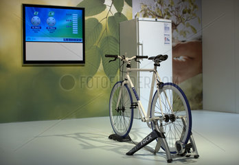 Berlin  Deutschland  Stromerzeugung mit einem Fahrrad auf der IFA 2011