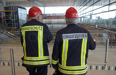 Schoenefeld  Deutschland  Mitarbeiter des Sicherheitspersonals vom Brandschutz im Terminal des Flughafens Berlin Brandenburg