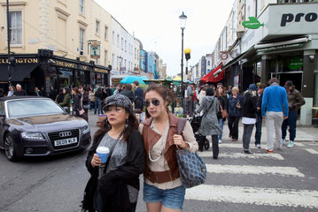 London  Grossbritannien  Frauen auf der Portobello Road im Stadtteil Notting Hill