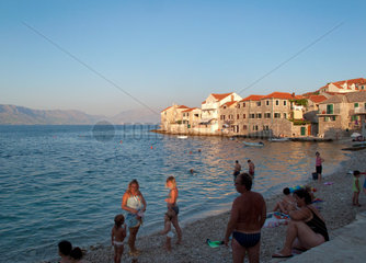 Postira  Kroatien  Insel Brac  Strandleben in Postira